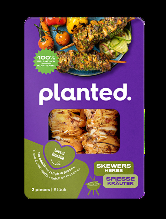 Der Chicken Grillspieß Kräuter von planted. ist eine pflanzliche Alternative aus Erbsenprotein mit 15 % würziger Marinade.