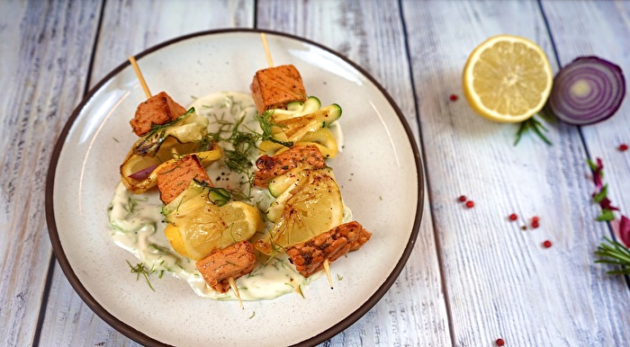 The Filet - veganer Lachsersatz Pink Pepper & Lemon Style von Revo Foods veredelt mit einer würzigen Rosa-Pfeffer-Marinade und vielseitig einsetzbar.