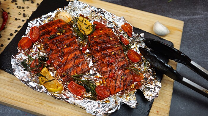 The Filet – veganer Lachersatz BBQ Style von Revo Foods mit einem hohen Gehalt an Protein und Omega-3-Fettsäuren.