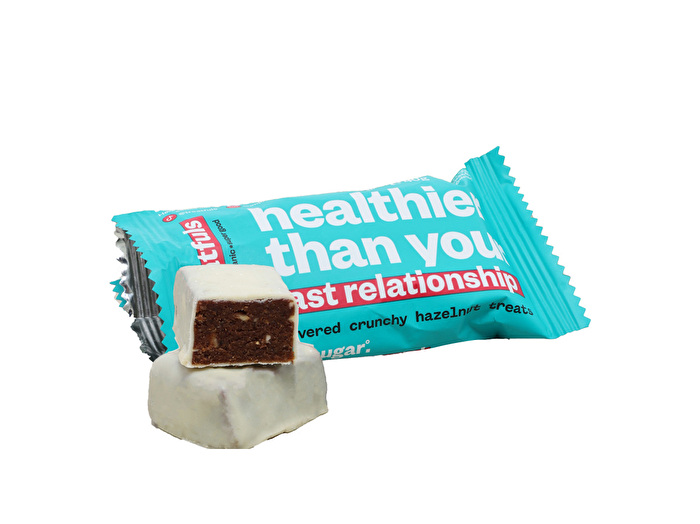 Der °healthier than your last relationship° Riegel von treatfuls ist ein köstlicher Haselnuss-Cashew-Riegel, der von cremiger, weißer, veganer Schoki umhüllt wird.